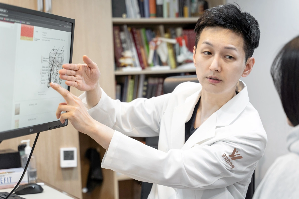 이재현 이사가 진료실에서 설명하는 모습