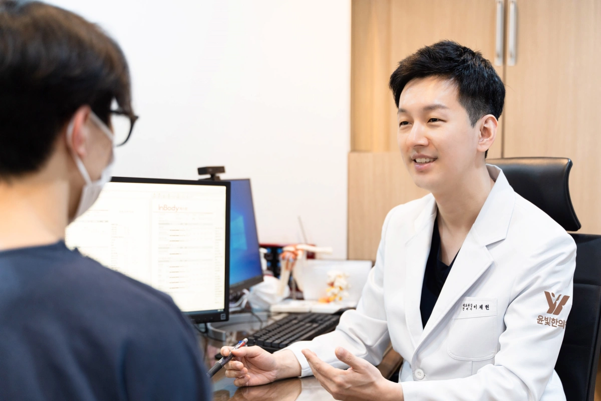 이재현 이사가 환자를 상담하는 모습